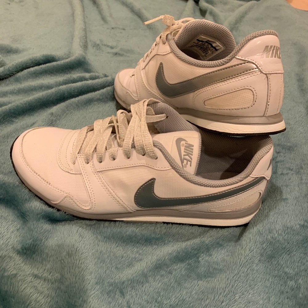 Nike eclipse women’s shoes 8
